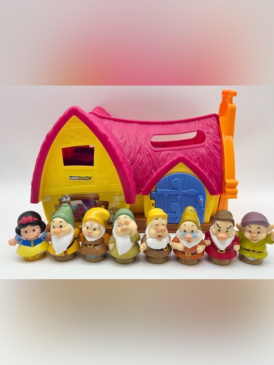 Disney Other - DISNEY - SNOW WHITE AND THE SEVEN DWARFS LITTLE PEOPLE AND COTTAGE